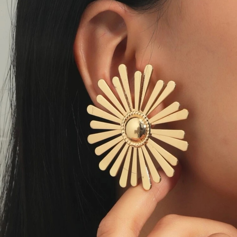 Wow Them Post Earrings - Picture 1 of 3